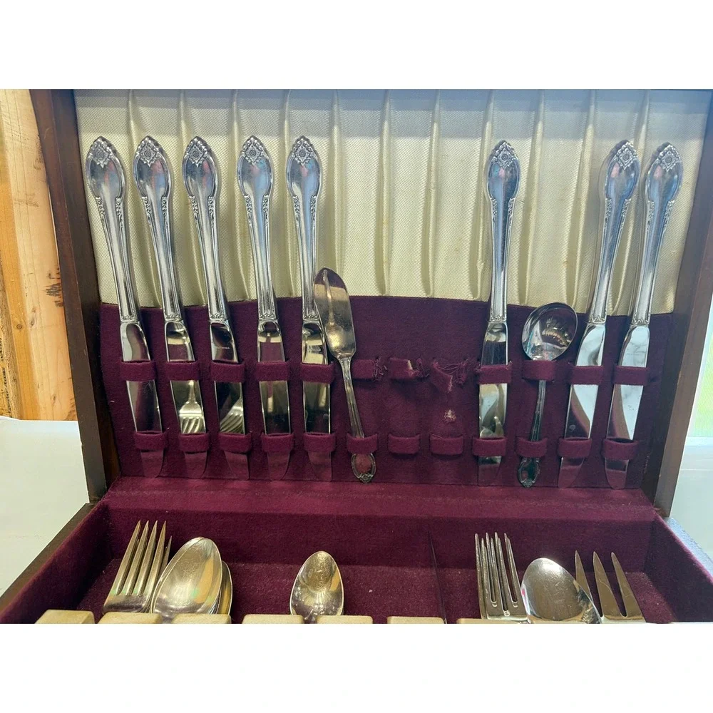 1847 Rogers Bros Remembrance silverplate flatware set in a vintage wooden chest